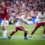 أرسنال يقترب من لقب الدوري الإنجليزي بفوز صعب على وست هام