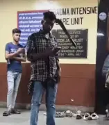 شاب هندي ينجو من الموت بعد غرس ساطور في رأسه في مومباي