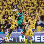 الأهلي يفوز على التعاون بهدفين ويواصل مطاردة الصدارة