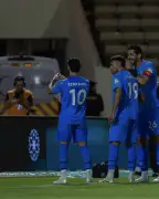 نيوم يحقق فوزاً مهماً على الشباب بهدفَي بن رحمة في دوري روشن