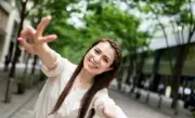 احذر «إشارة النصر».. كيف تسرق صورك بصمتك وأموالك؟
