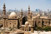 برلماني مصري يطالب بوقف بناء المساجد وتوجيه التبرعات للمدارس
