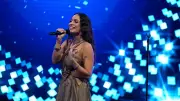 فنانة عالمية تفاجئ الجمهور بجذورها المصرية وتغني بالعربي في أستراليا