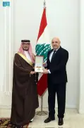 الرئيس اللبناني يكرّم السفير السعودي بخاري بوسام الأرز