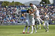 نابولي يهزم بيزا بثلاثية ويضمن التأهل لدوري أبطال أوروبا