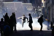 بوليفيا: اشتباكات بين المحتجين والشرطة في لاباز وتصاعد الأزمة