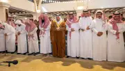 نائب أمير الرياض يؤدي صلاة الميت على ناصر العتيبي