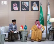 عبدالعزيز بن سعود يستقبل وزير الحج والعمرة الإندونيسي في جدة