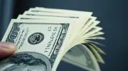 تراجع الدولار مع انحسار الطلب على الملاذات الآمنة