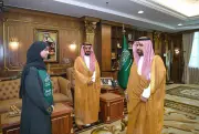 أمير جازان يحتفي بالطالبة لانا أبوطالب بعد إنجازها العالمي في آيسف