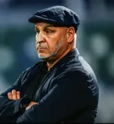 نور الدين بن زكري يدرس عروضاً تدريبية من أندية روشن بعد رحيله عن الشباب