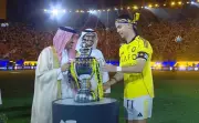 فيديو: لحظة رفع كريستيانو رونالدو كأس الدوري مع النصر