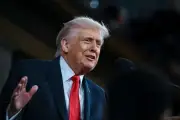 ترامب يهدد إيران بعمل عسكري ويمنحها أياماً للرد على اتفاق السلام