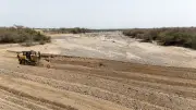 بلدية صبيا تواصل تدعيم مجرى وادي شهدان لمواجهة الأمطار
