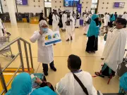 طلبة الجامعة السعودية الإلكترونية يوعون الحجاج بمبادرة سواعد الصحة في مطار جدة