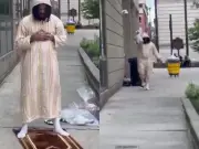 بعد إطلاق سراحه.. أمريكي يؤدي الصلاة في الشارع عقب إسلامه داخل السجن