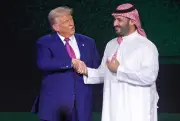 ولي العهد السعودي يشارك في اتصال هاتفي مع ترامب وقادة مسلمين لخفض التصعيد