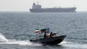 الحرس الثوري يهاجم مدمرات أمريكية في مضيق هرمز بصواريخ وطائرات مسيرة