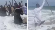 بالفيديو.. أفريقي يدعي النبوة ويحاول شق البحر أمام أتباعه في مشهد مثير للسخرية
