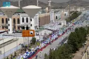 توافد الحجاج إلى مسجد نمرة لأداء صلاتي الظهر والعصر في عرفة