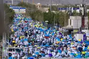 حجاج بيت الله الحرام يتوجهون إلى مزدلفة بعد الوقوف بعرفة