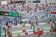 جموع الحجاج يرمون جمرة العقبة بسلام في أول أيام عيد الأضحى