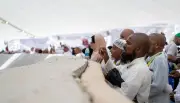 حجاج بيت الله الحرام يؤدون رمي جمرة العقبة بيسر وانسيابية