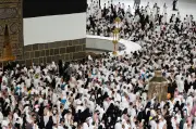 الحجاج يؤدون طواف الإفاضة بانسيابية في المسجد الحرام