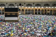حجاج بيت الله يواصلون طواف الإفاضة في المسجد الحرام بأجواء ميسرة