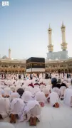 مصلون يتوافدون إلى الحرمين الشريفين لصلاة عيد الأضحى في أجواء إيمانية