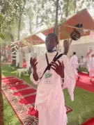 حاج نيجري يذرف الدموع في عرفة: لا نملك لخادم الحرمين إلا الدعاء