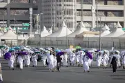 وزارة الحج تنصح الحجاج بحمل المظلة للوقاية من حرارة الشمس