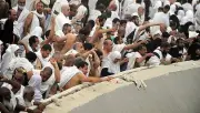 حجاج بيت الله يواصلون رمي الجمرات في ثاني أيام عيد الأضحى بمشعر منى