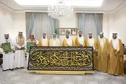 نيابة عن خادم الحرمين.. نائب أمير مكة يُسلّم كسوة الكعبة لسدنتها