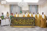 نائب أمير مكة يسلم كسوة الكعبة الجديدة لسادن البيت الحرام