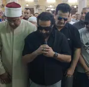 الوداع الأخير.. جنازة والدة أحمد حلمي في بنها بحضور منى زكي