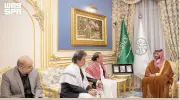 وزير الدفاع ينقل تعازي القيادة لذوي الرئيس اليمني السابق