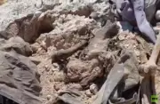 سيول الأمطار تكشف مقبرة جماعية جديدة في ريف دمشق برفات متناثرة