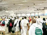 بعد مغادرة آخر فوج.. فرق النظافة ترفع المخلفات والحجاج يودعون منى بالعبرات
