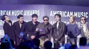 فرقة BTS الكورية تفوز بجائزة أفضل فنان في جوائز الموسيقى الأمريكية