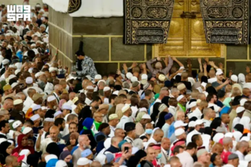 الملتزم: موضع التضرع والدعاء بين الحجر الأسود وباب الكعبة