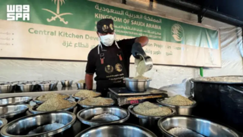 مركز الملك سلمان يوزع 25 ألف وجبة ساخنة على أهالي غزة