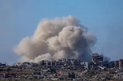 استشهاد 3 فلسطينيين بينهم طفل في قصف إسرائيلي على دير البلح