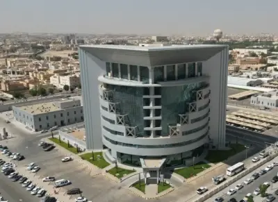 استئصال ورم 30 سم من بطن سيدة ستينية بالقصيم بنجاح