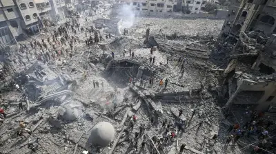 6 شهداء و15 مصاباً في قصف إسرائيلي على مركز إيواء للنازحين بغزة