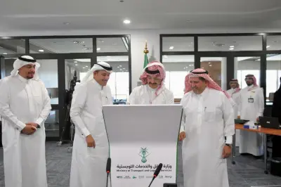 أمير عسير يطلق 9 مشاريع طرق بـ473 مليون ريال ويعقد اجتماعات مع وزير النقل