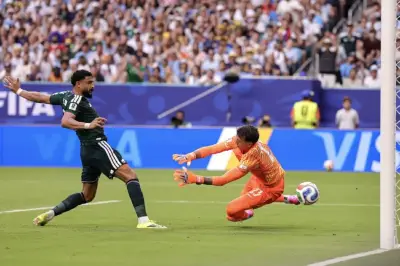 عبد الإله العمري أول لاعب عربي يسجل في مرمى أوروغواي بالمونديال