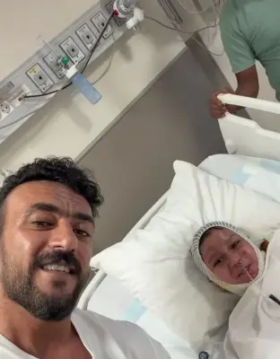 أحمد العوضي يحقق أمنية طفل مصاب بالحروق بزيارة مفاجئة