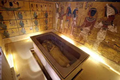ترحيل بلوجر أمريكي من الأقصر ومنعه من دخول مصر بسبب تصوير مسيء للمقابر الفرعونية