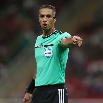 أمين عمر حكماً رابعاً لمباراة العراق والنرويج في كأس العالم